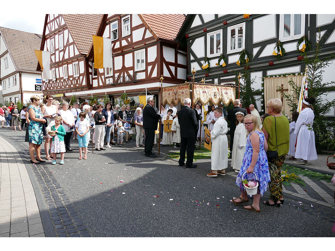 Fronleichnamsprozession durch die Straßen von Naumburg (Foto: Karl-Franz Thiede)